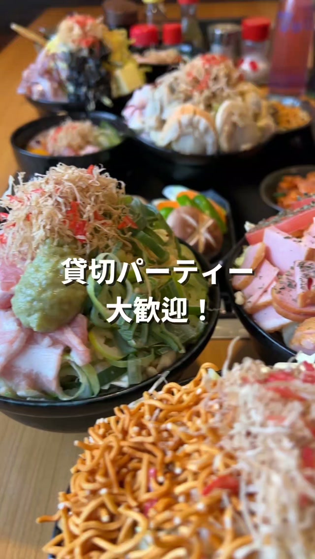 月島もんじゃおしお誠店は、月島駅からすぐもんじゃストリートの裏路地にある隠れ家的存在。⁡