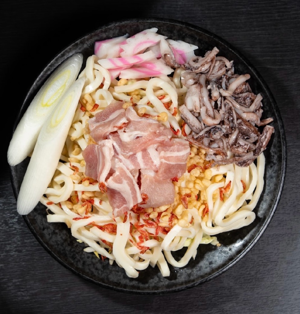 ぷりっとしたイカの旨みと、もちもちの焼きうどんが相性抜群🦑