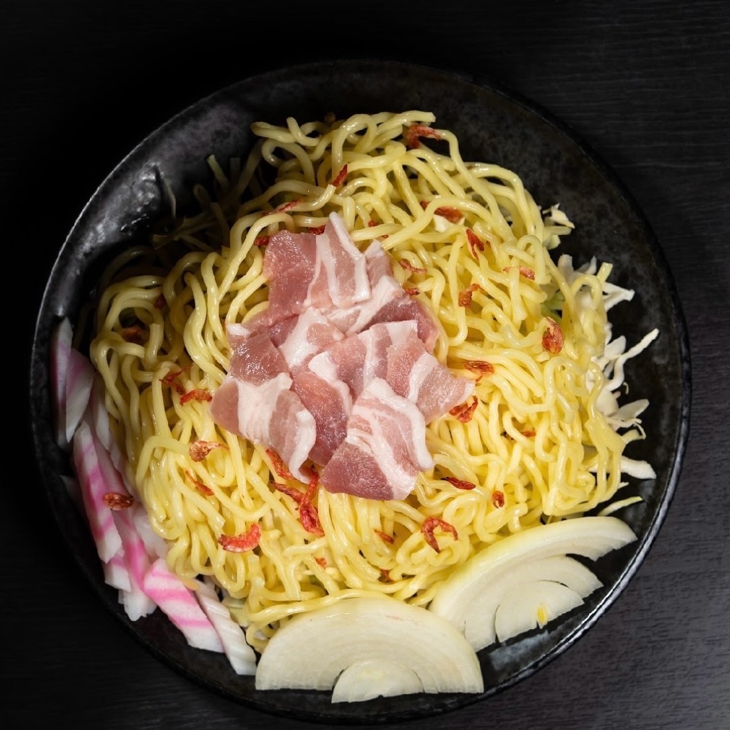 鉄板で香ばしく焼き上げる定番の「焼きそば」🔥