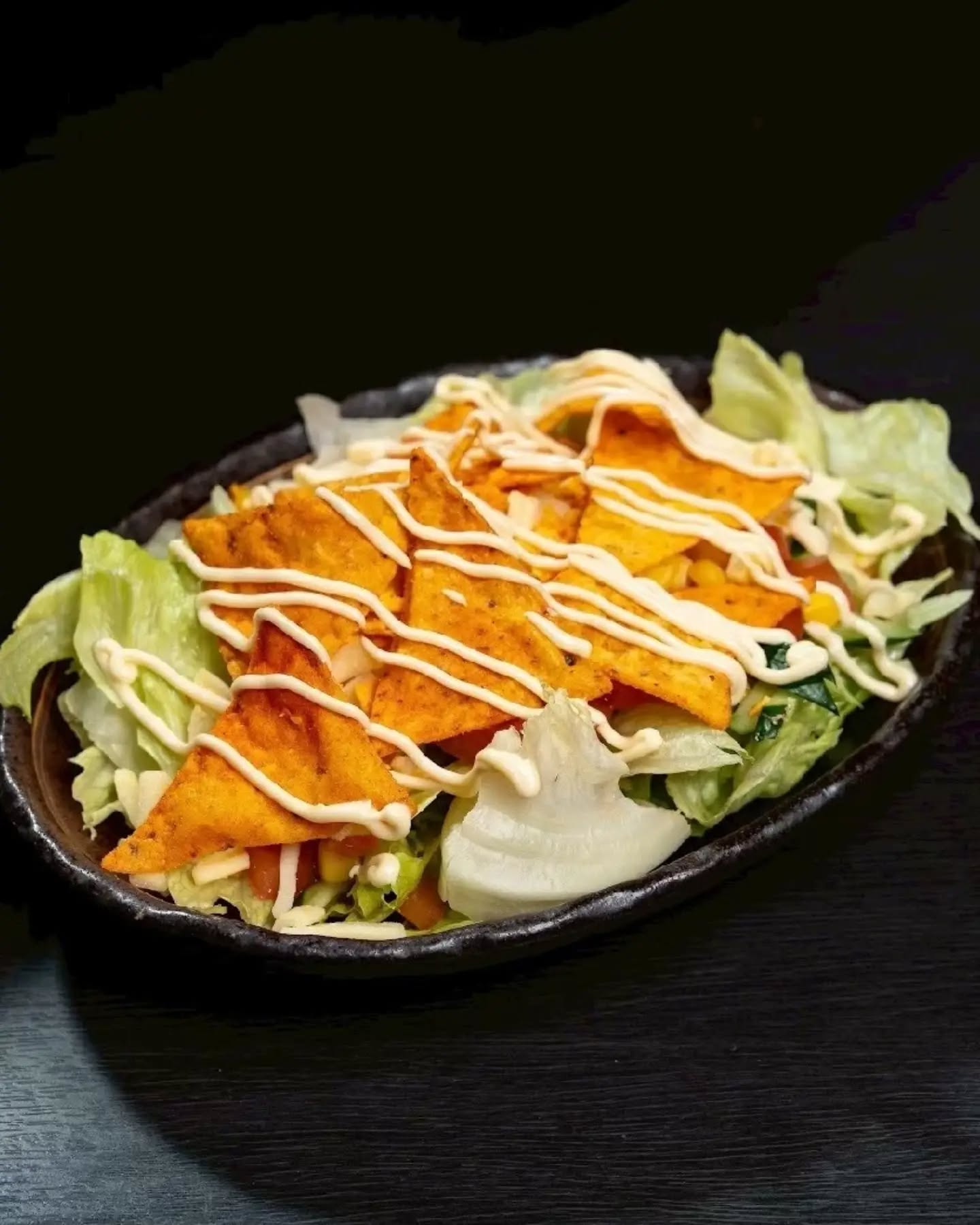 ​熱々もんじゃの合間に欠かせない、個性的でさっぱり美味しい名物サラダも一緒にいかがですか？