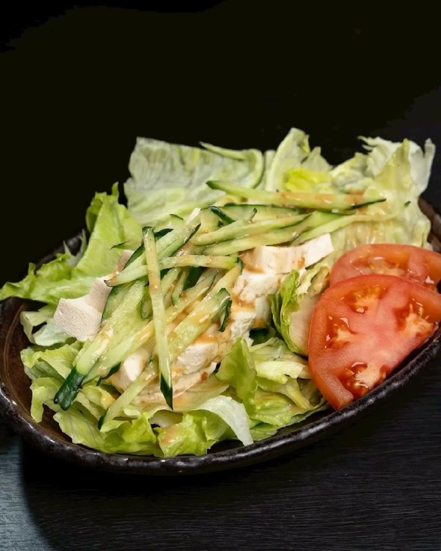 ​熱々もんじゃの合間に欠かせない、個性的でさっぱり美味しい名物サラダも一緒にいかがですか？