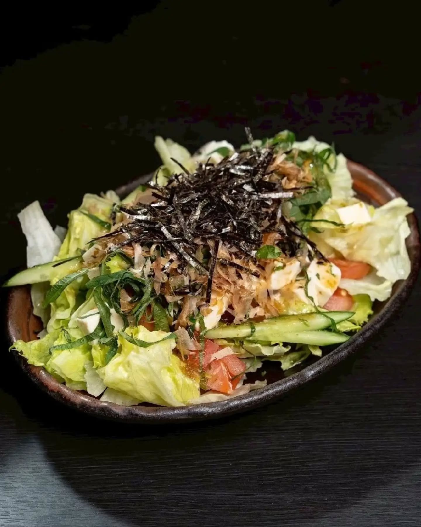 ​熱々もんじゃの合間に欠かせない、個性的でさっぱり美味しい名物サラダも一緒にいかがですか？