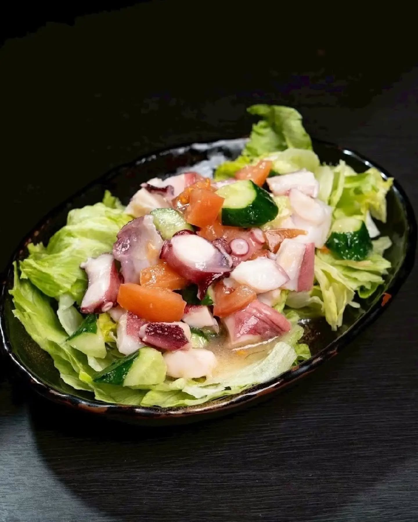 ​熱々もんじゃの合間に欠かせない、個性的でさっぱり美味しい名物サラダも一緒にいかがですか？