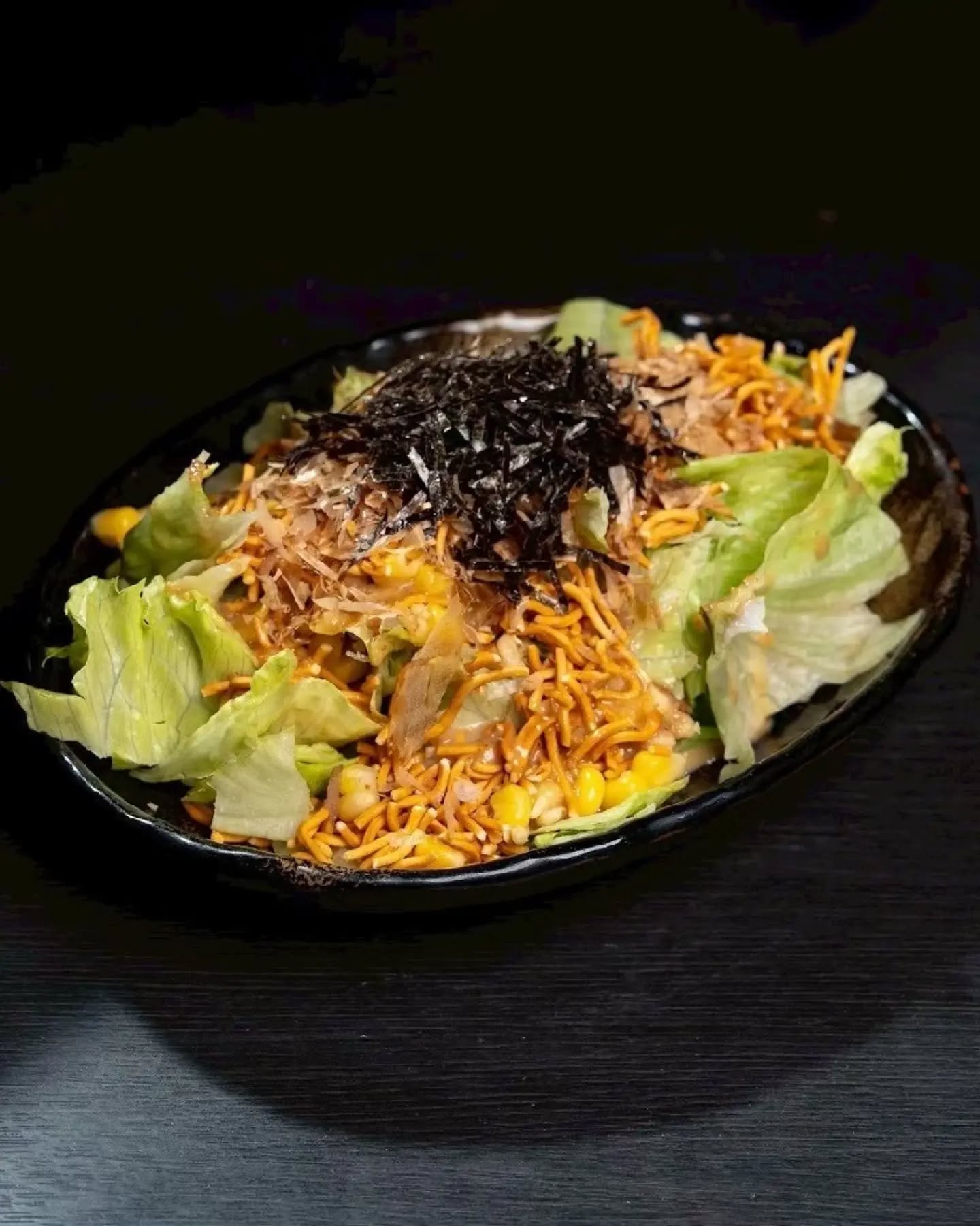 ​熱々もんじゃの合間に欠かせない、個性的でさっぱり美味しい名物サラダも一緒にいかがですか？