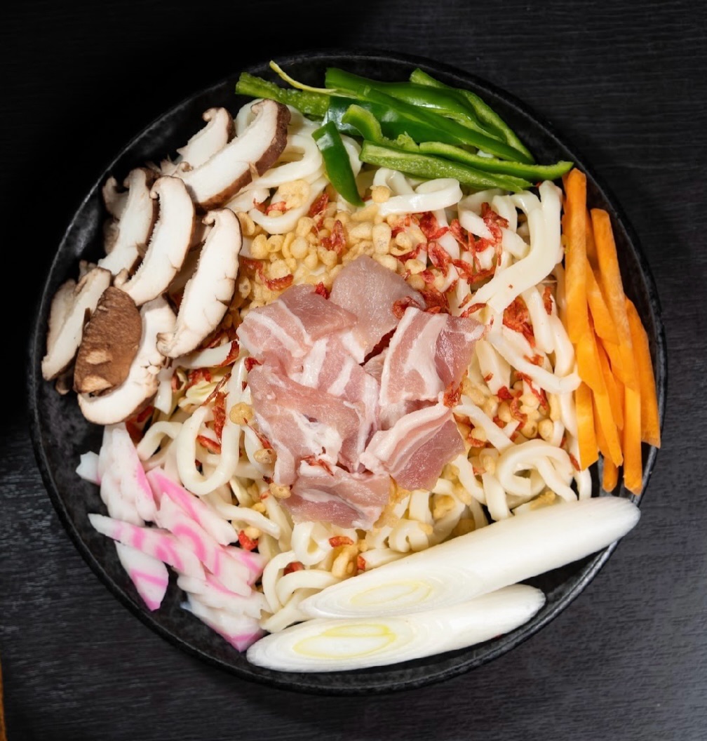 お肉の旨みをしっかり味わえる「肉焼きうどん」🥩